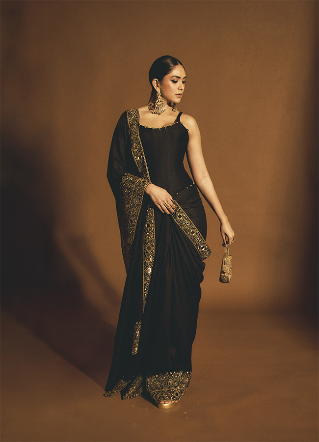 Actress Mrunal Thakur Diwali Parties in Mumbai5