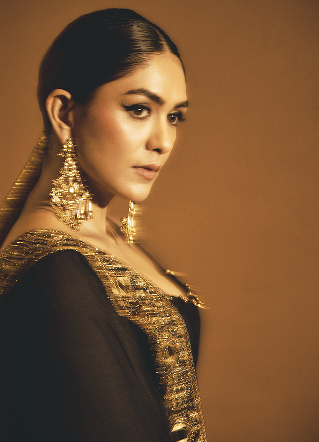 Actress Mrunal Thakur Diwali Parties in Mumbai8