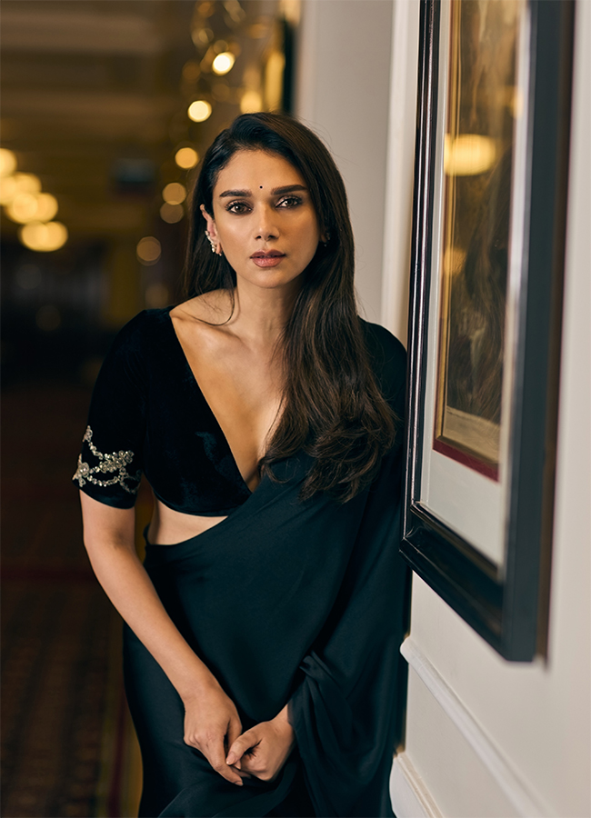 Aditi Rao Hydaris Black Saree Style is Beyond Stunning Looks10