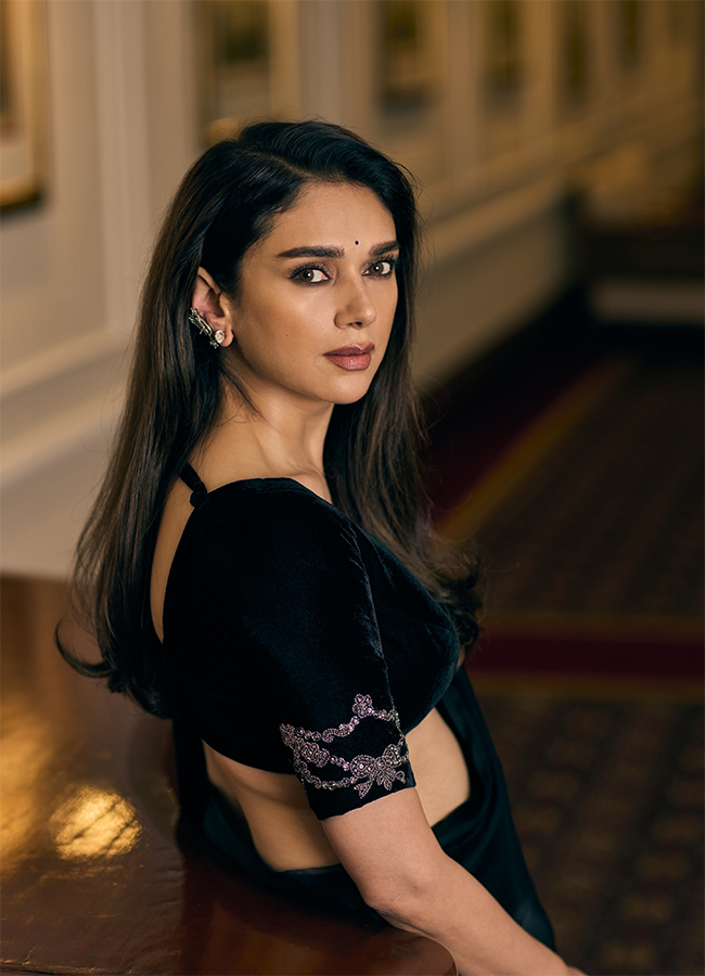 Aditi Rao Hydaris Black Saree Style is Beyond Stunning Looks2