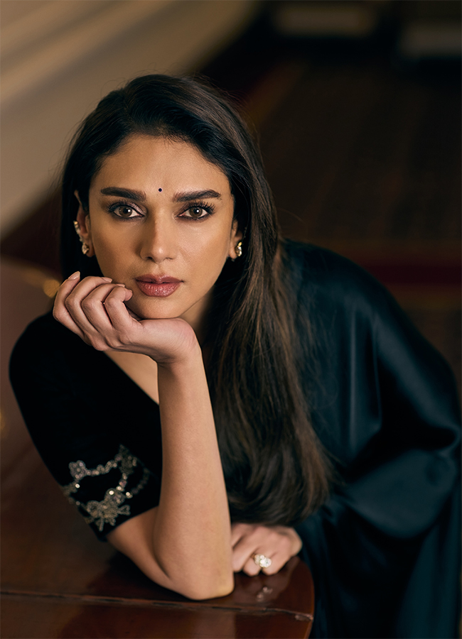 Aditi Rao Hydaris Black Saree Style is Beyond Stunning Looks3