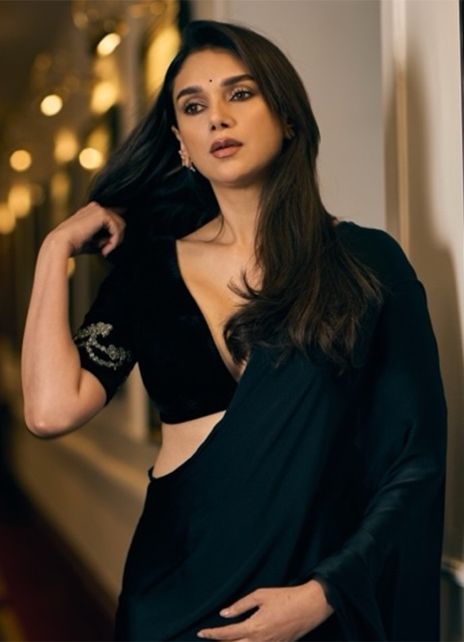 Aditi Rao Hydaris Black Saree Style is Beyond Stunning Looks6