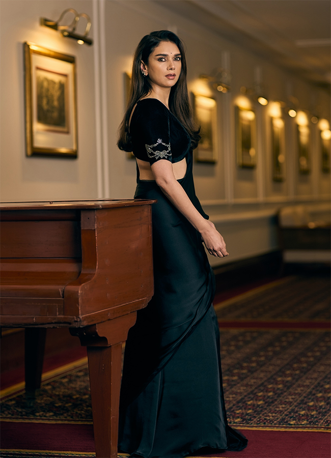 Aditi Rao Hydaris Black Saree Style is Beyond Stunning Looks7