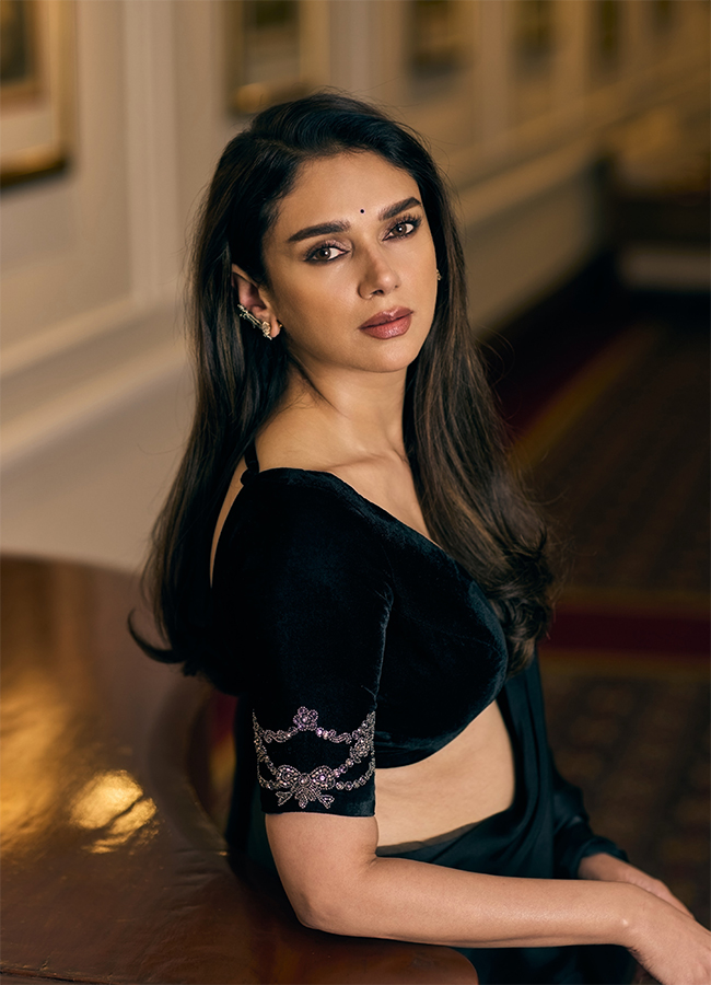 Aditi Rao Hydaris Black Saree Style is Beyond Stunning Looks8