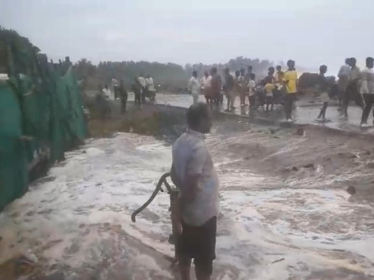 Uppada Beach Cyclone Arnab Updates10