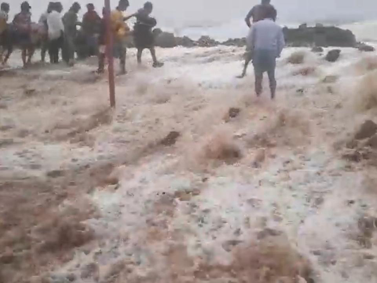 Uppada Beach Cyclone Arnab Updates11