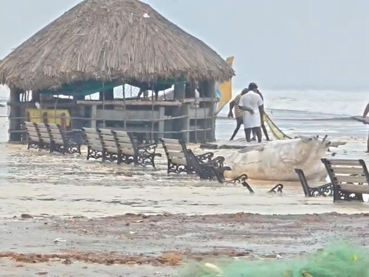 Uppada Beach Cyclone Arnab Updates12