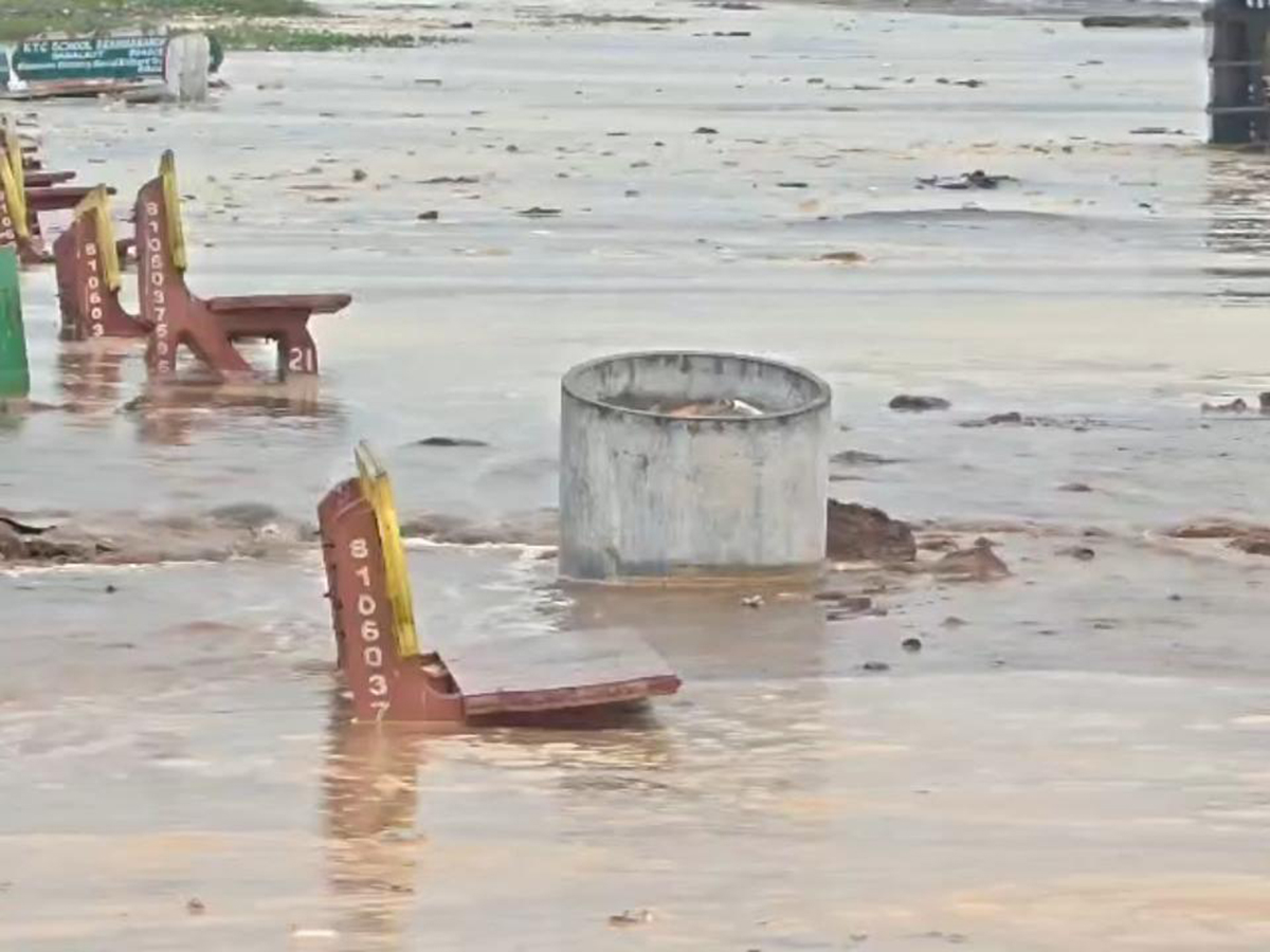 Uppada Beach Cyclone Arnab Updates13