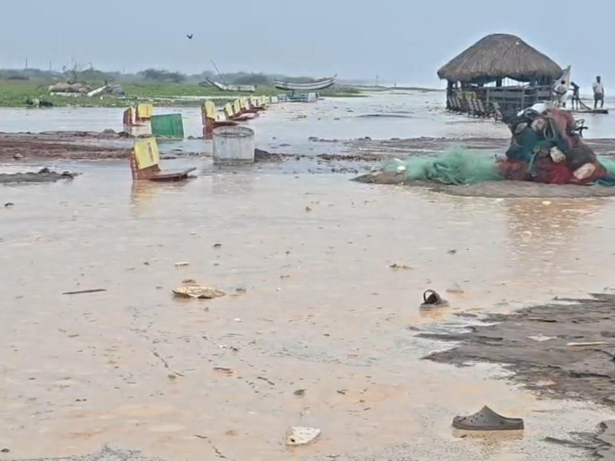 Uppada Beach Cyclone Arnab Updates14