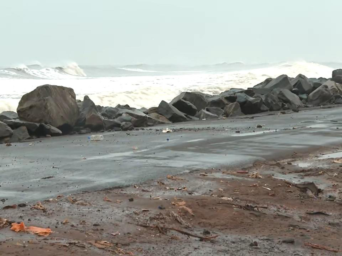 Uppada Beach Cyclone Arnab Updates5