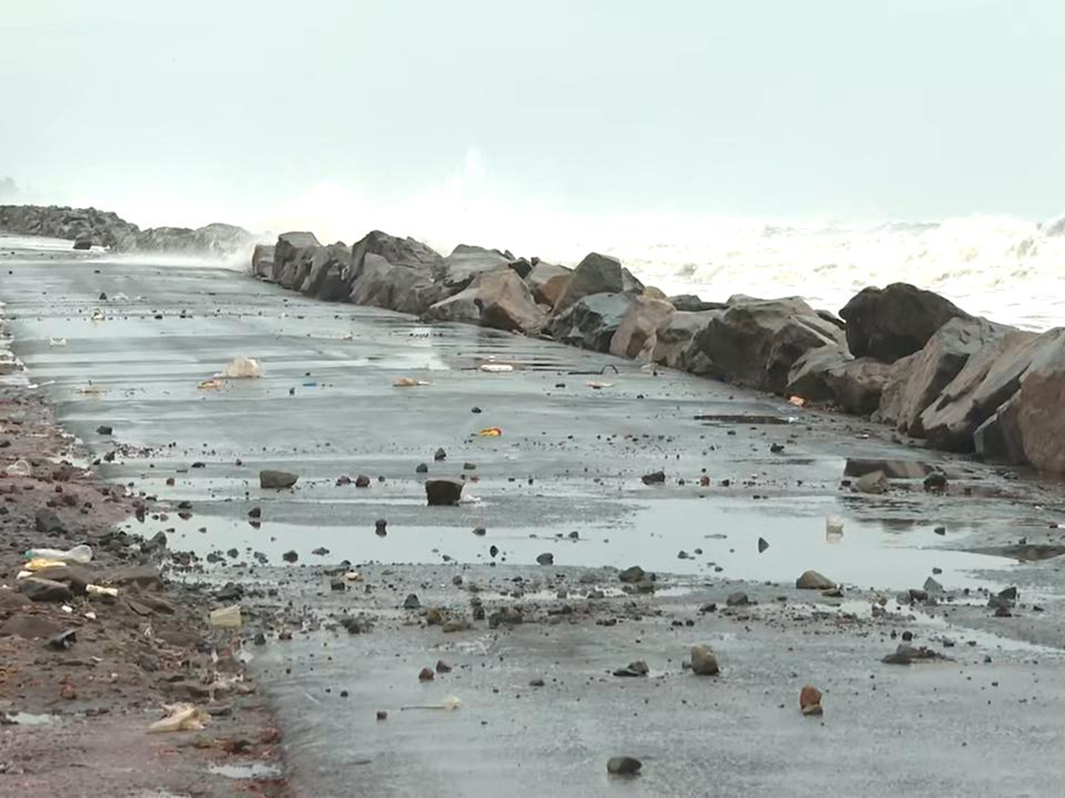Uppada Beach Cyclone Arnab Updates6
