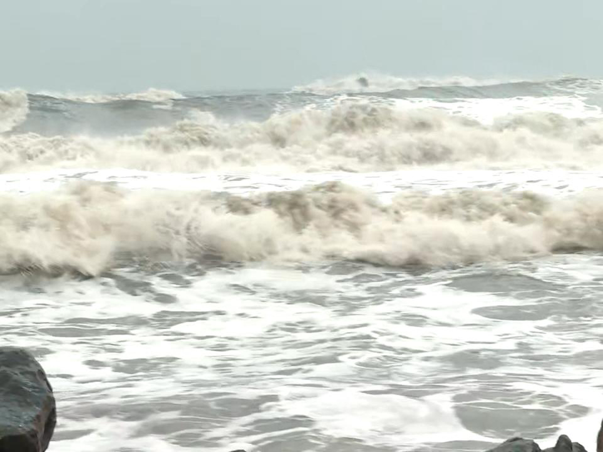 Uppada Beach Cyclone Arnab Updates7