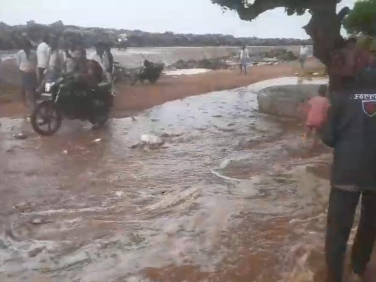 Uppada Beach Cyclone Arnab Updates9