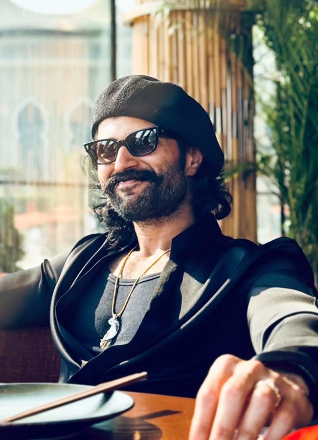 Vijay Deverakonda Enjoys UFC Fights in Abu Dhabi5