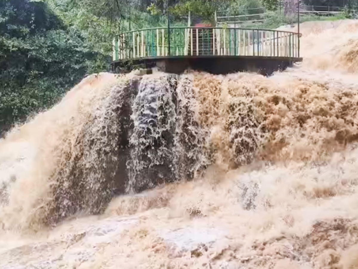 arnab cyclone update Photos 11