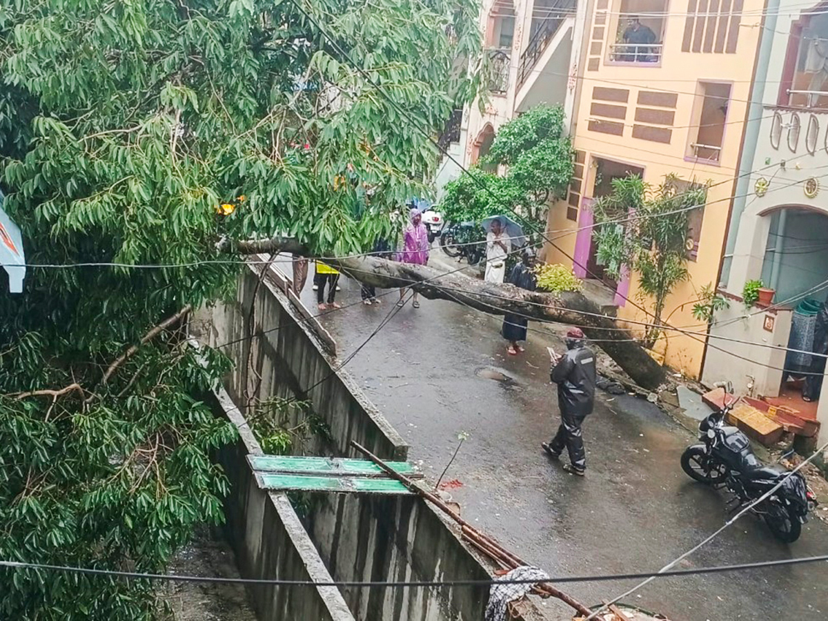 arnab cyclone update Photos 12