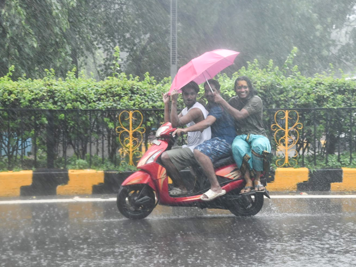arnab cyclone update Photos 3