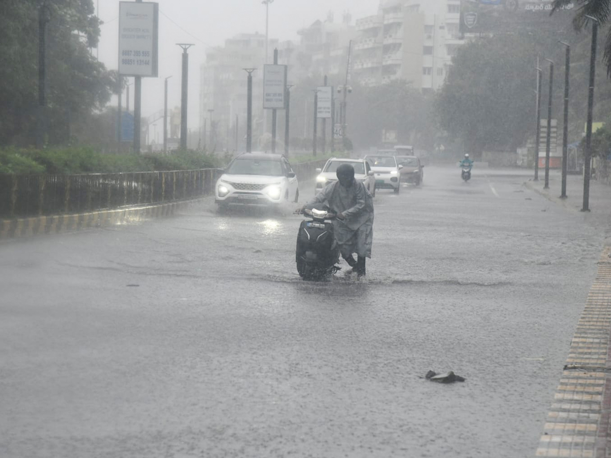 arnab cyclone update Photos 4