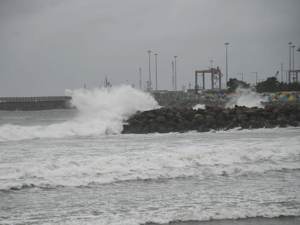 arnab cyclone update Photos 5