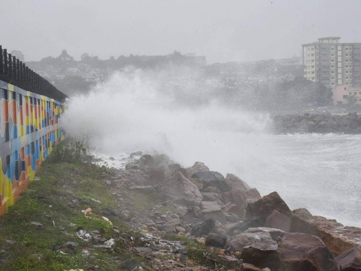 arnab cyclone update Photos 7