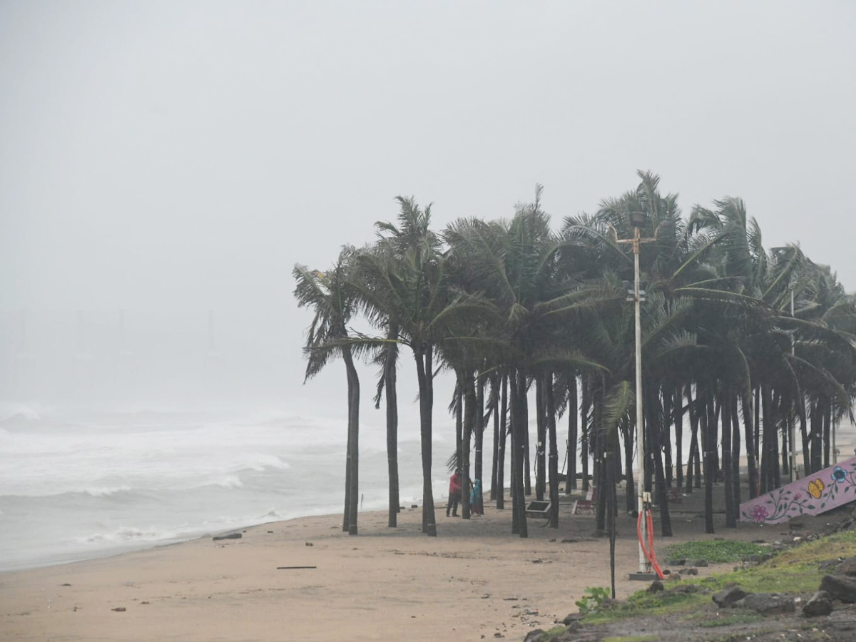 arnab cyclone update Photos 8