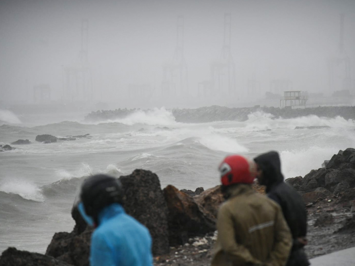 arnab cyclone update Photos 9