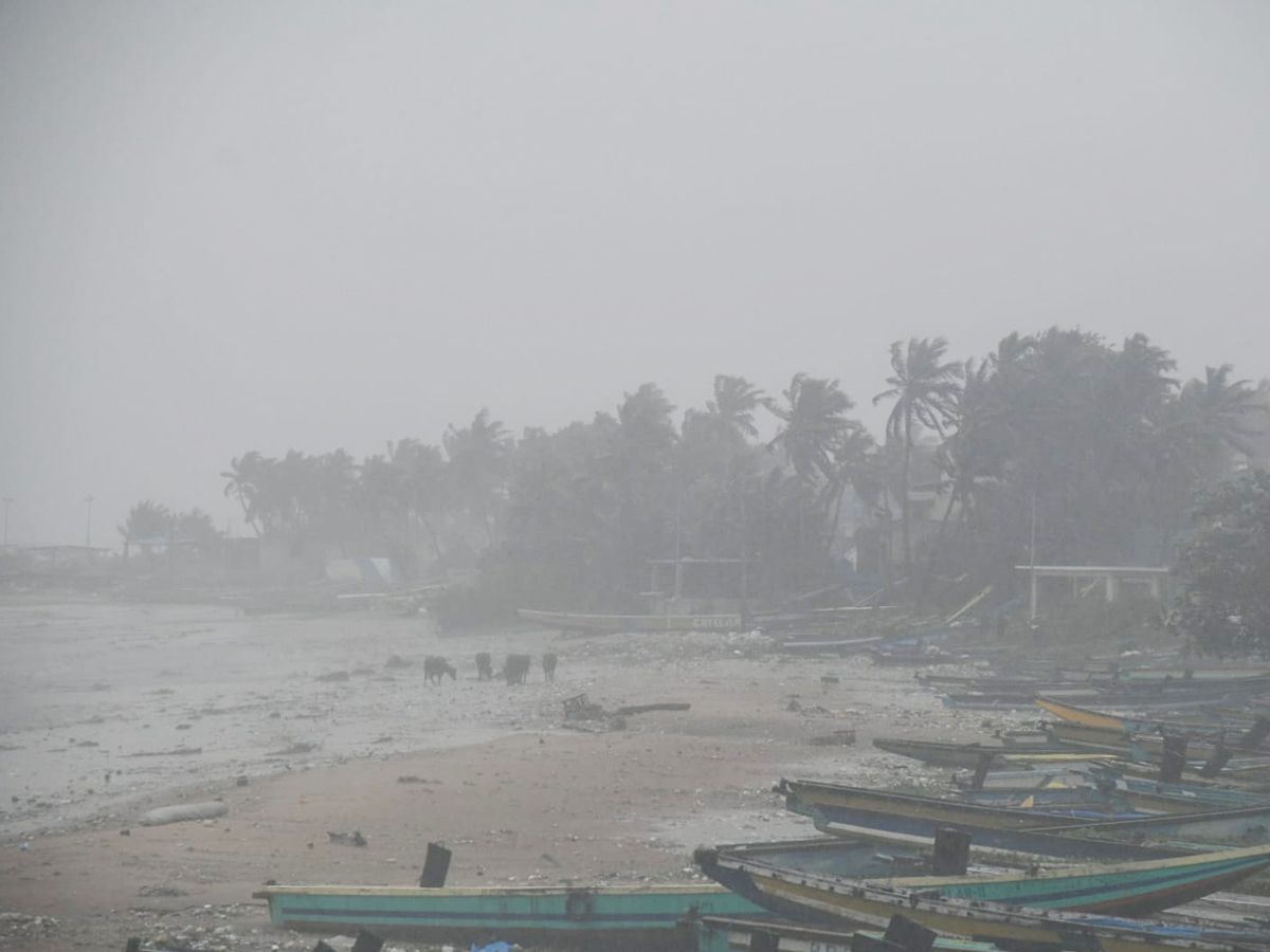 arnab cyclone update Photos 10