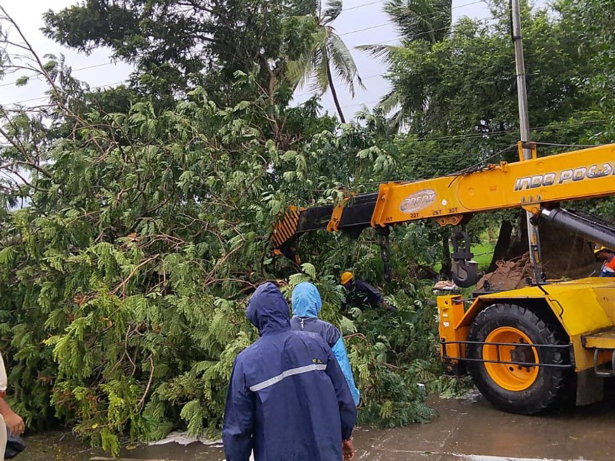 Arnab Cyclone Wreaks Havoc in Visakhapatnam Today Photos2