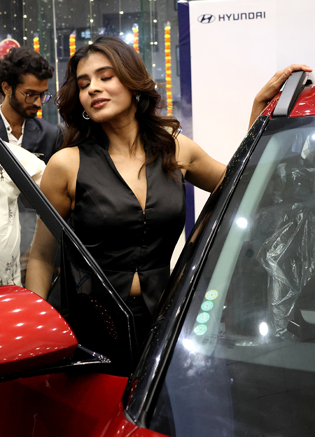 Actress Hebah Patel Ceates A Buzz in Hyderabad8
