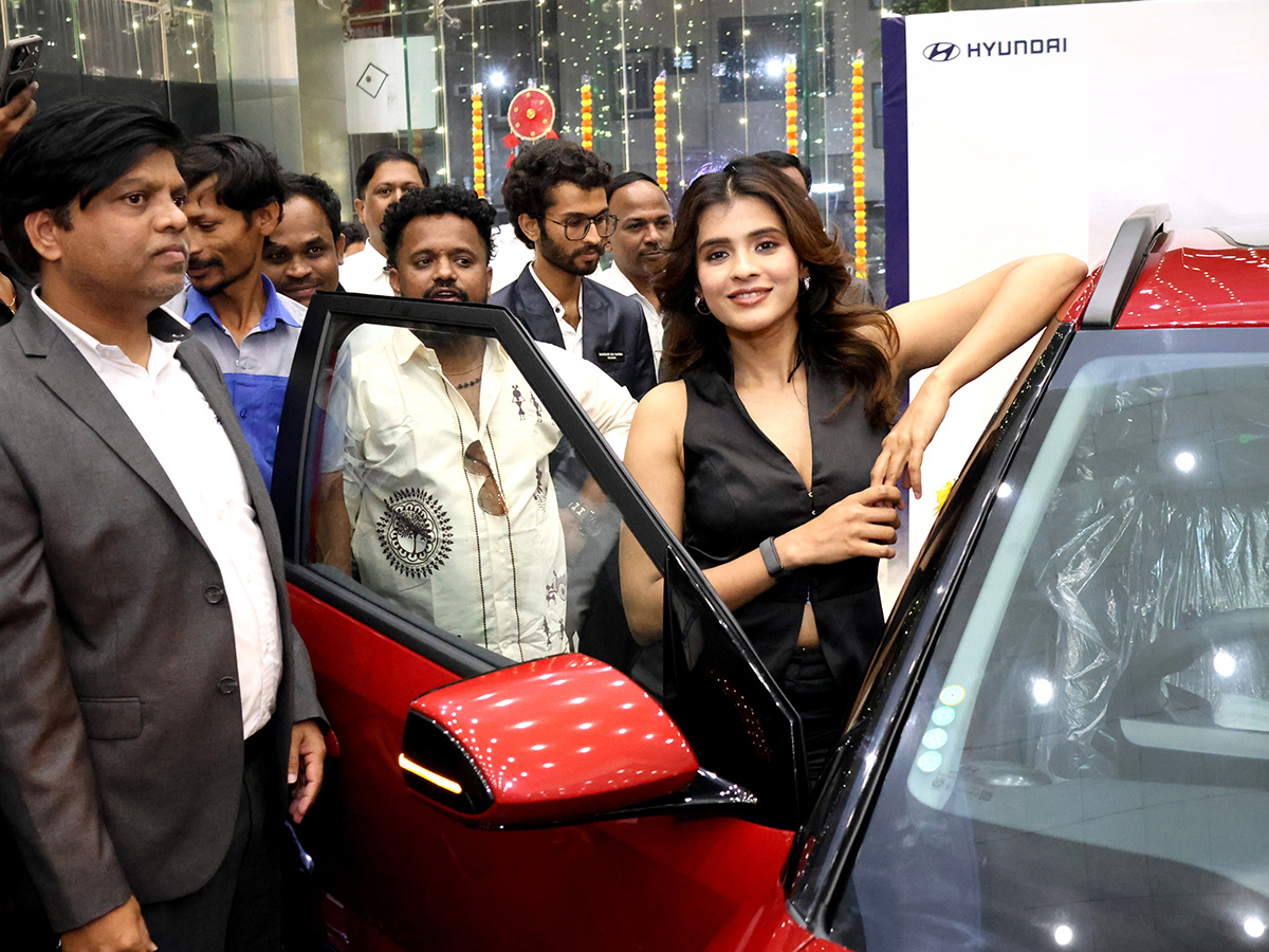 Actress Hebah Patel Ceates A Buzz in Hyderabad4