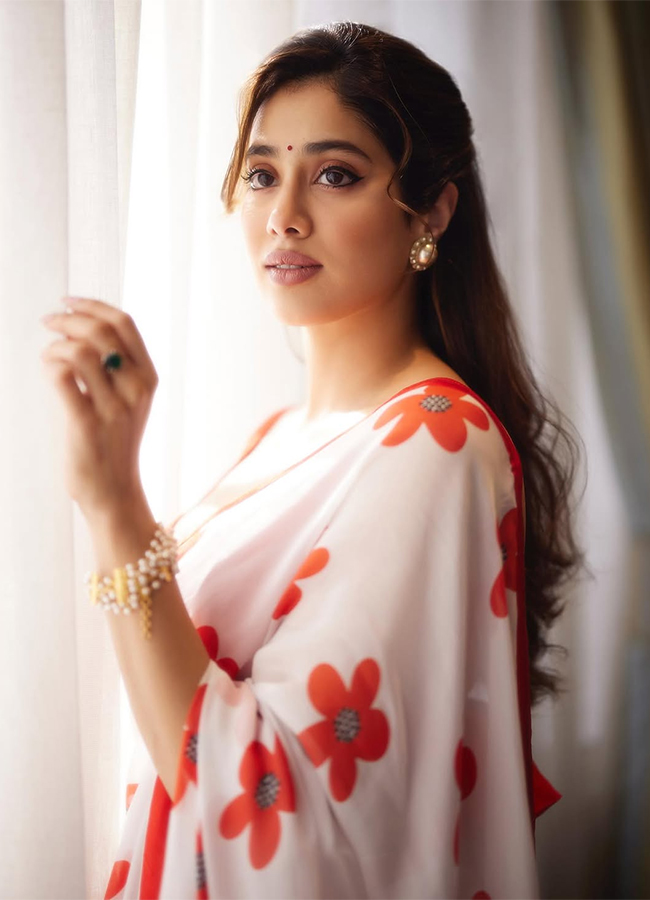 Actress Janhvi Kapoor Trending Now18