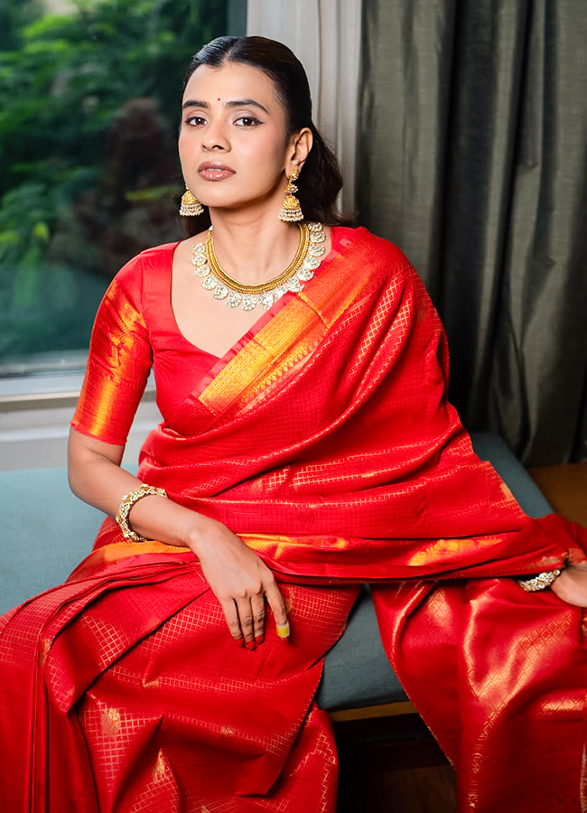 Heroine Hebah Patel Shines Like a Rose7