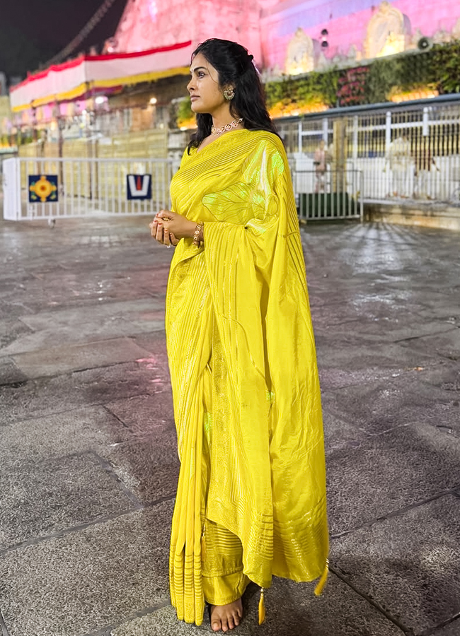 Actress Divi Seeks Lord Venkateswara Blessings at Tirumala11