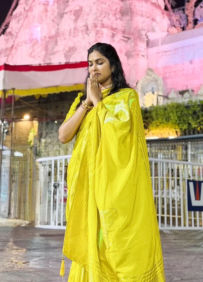 Actress Divi Seeks Lord Venkateswara Blessings at Tirumala2