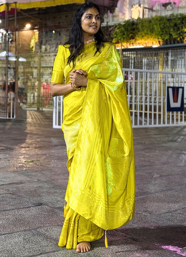 Actress Divi Seeks Lord Venkateswara Blessings at Tirumala3