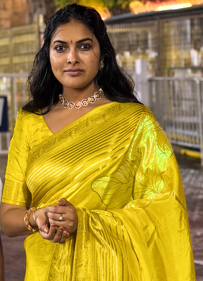 Actress Divi Seeks Lord Venkateswara Blessings at Tirumala4