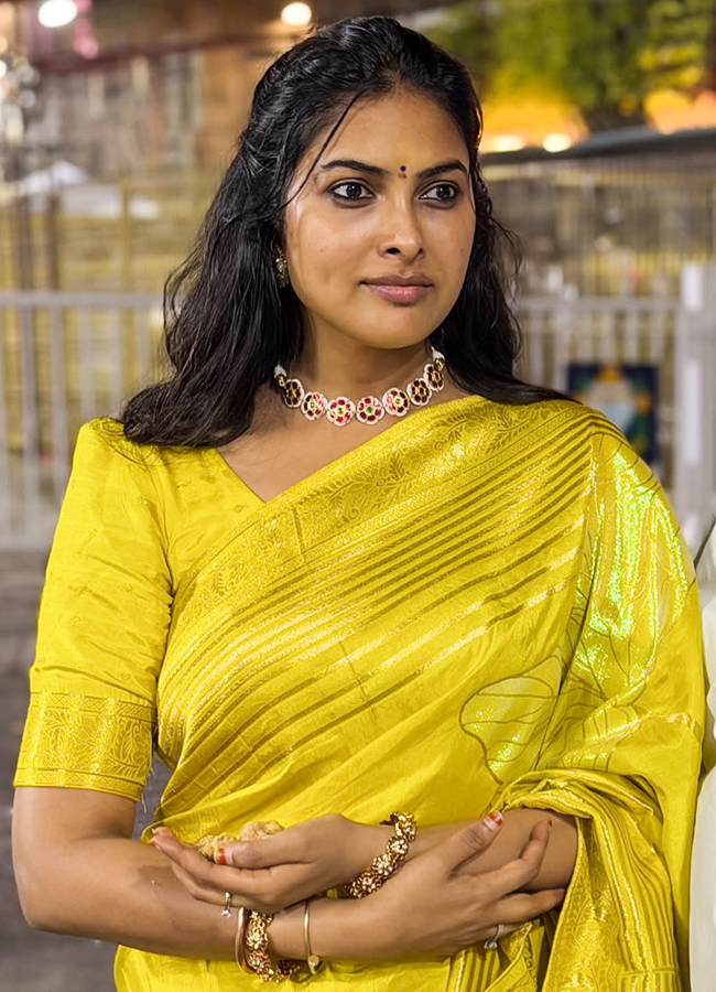 Actress Divi Seeks Lord Venkateswara Blessings at Tirumala5