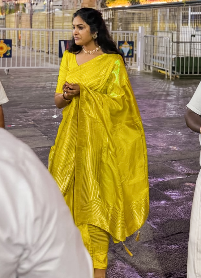 Actress Divi Seeks Lord Venkateswara Blessings at Tirumala6