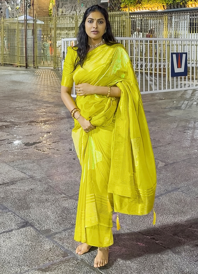 Actress Divi Seeks Lord Venkateswara Blessings at Tirumala8