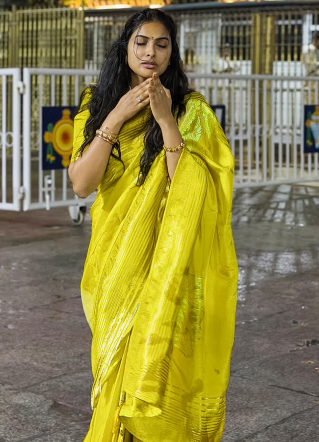 Actress Divi Seeks Lord Venkateswara Blessings at Tirumala9