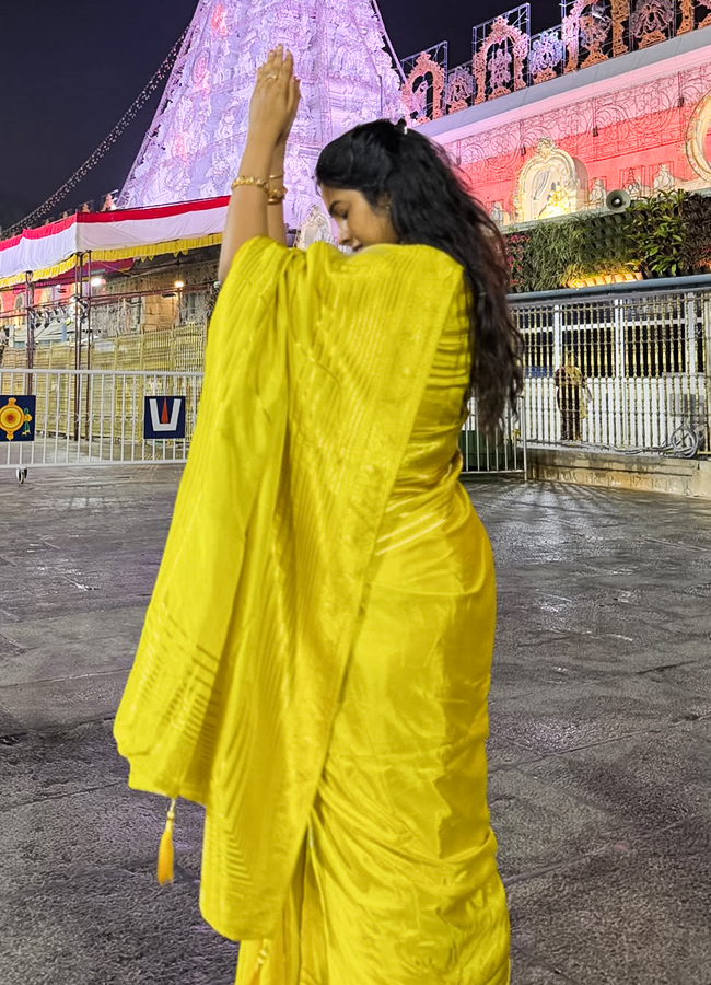 Actress Divi Seeks Lord Venkateswara Blessings at Tirumala10