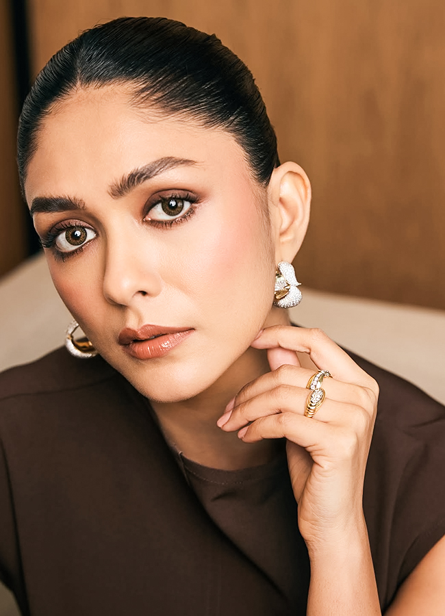 The Chocolate Beauty Mrunal Thakur Photos 6