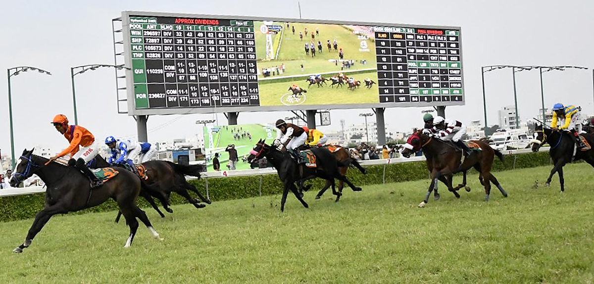 Hyderabad : Bustling Deccan Derby Meet Photos13