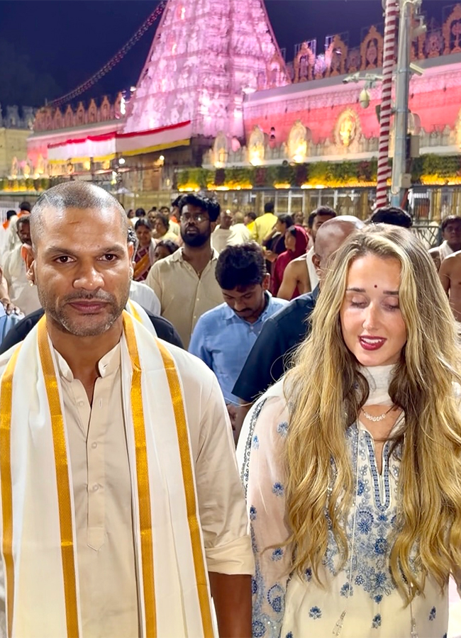 Indian cricketer Shikhar Dhawan visited Lord Venkateswara at Tirumala3