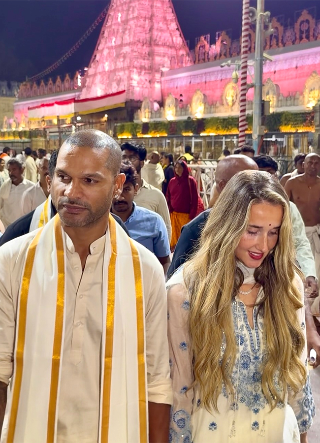 Indian cricketer Shikhar Dhawan visited Lord Venkateswara at Tirumala4