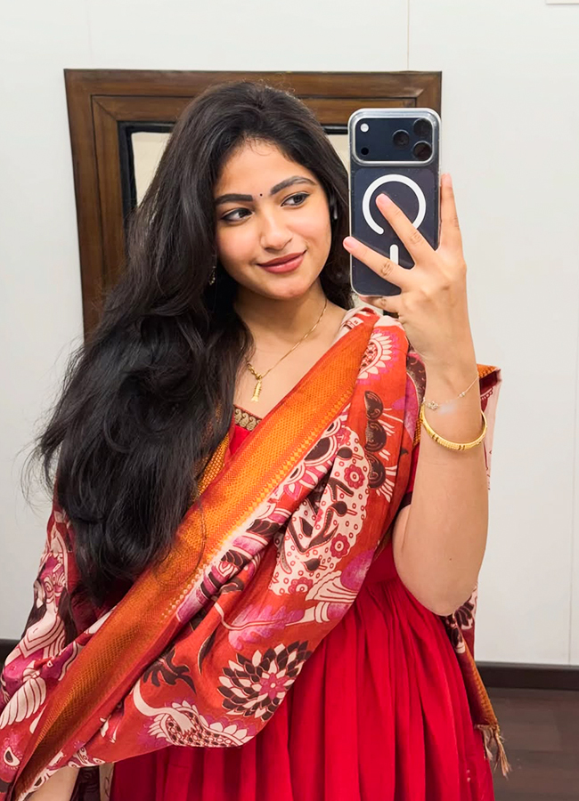 Tella Kagitham Heroine Nakshatra3