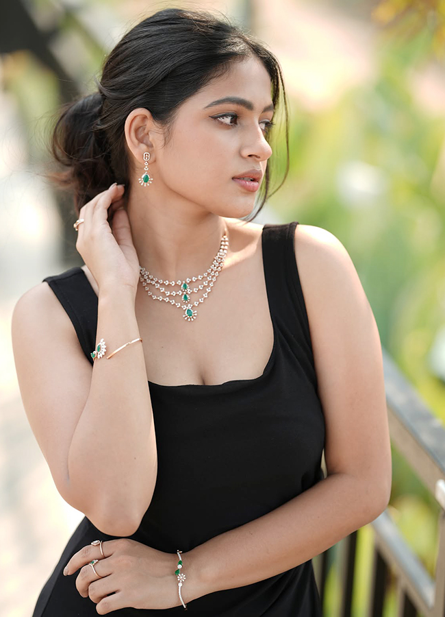 Tella Kagitham Heroine Nakshatra4