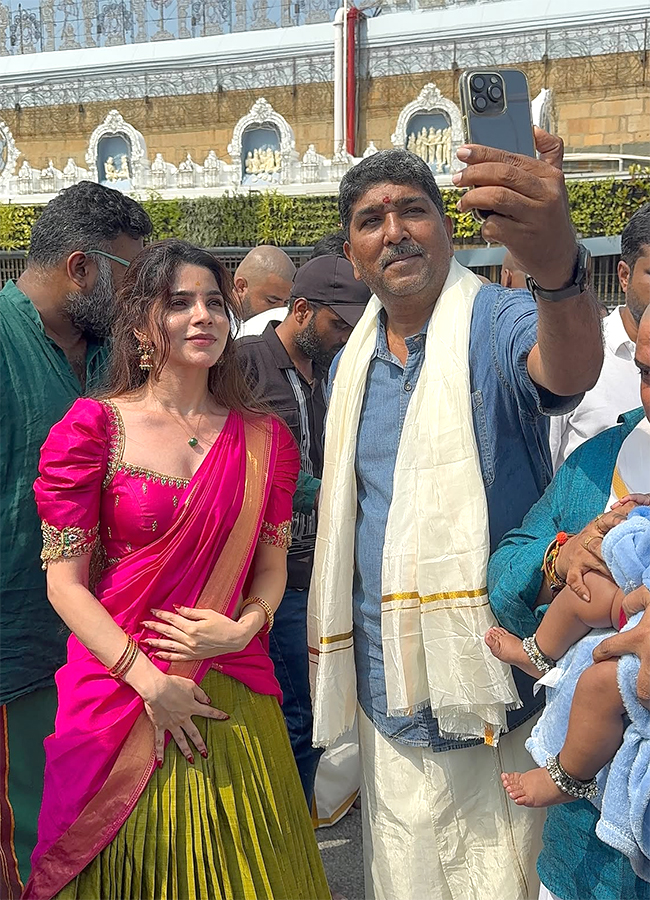 Vijay's mother Shoba Chandrasekhar and Actress Divya Bharathi visits Tirumala13