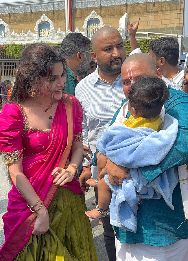 Vijay's mother Shoba Chandrasekhar and Actress Divya Bharathi visits Tirumala14
