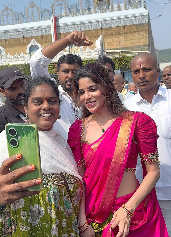 Vijay's mother Shoba Chandrasekhar and Actress Divya Bharathi visits Tirumala15